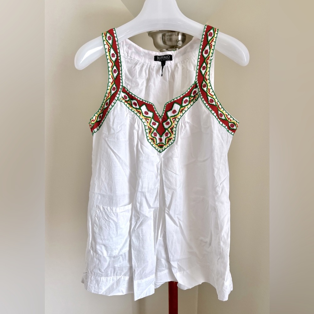 White embroidered tunic top. Two pockets in front. Never worn. Size L.